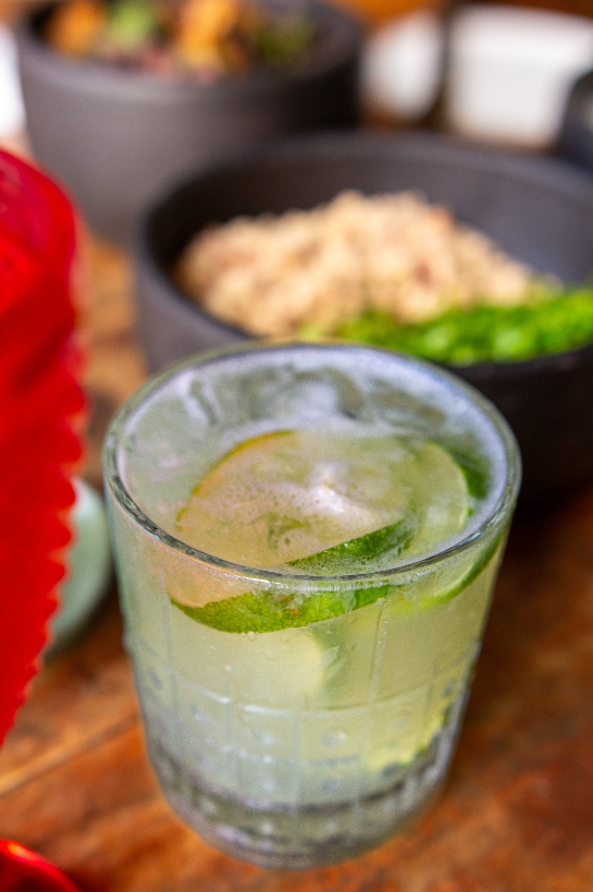 Feijoada e caipirinha rimam com folia